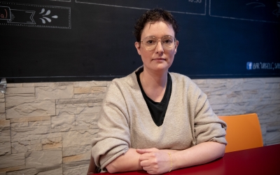 Sara Soria Vergara al bar que treballa | Roger Benet